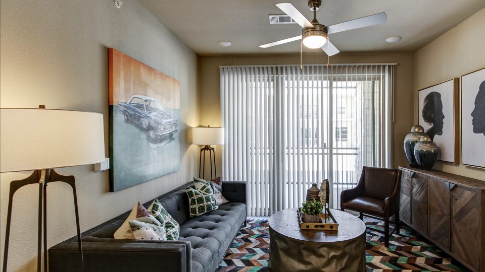 the living room has a ceiling fan and a rug at The Gates at Meadow Place